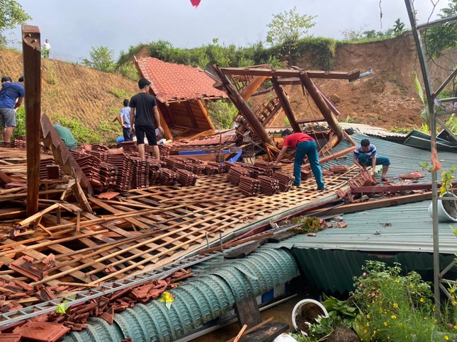 Sập nhà ở Thanh Hoá, cả gia đình 3 người mắc kẹt - Ảnh 2.