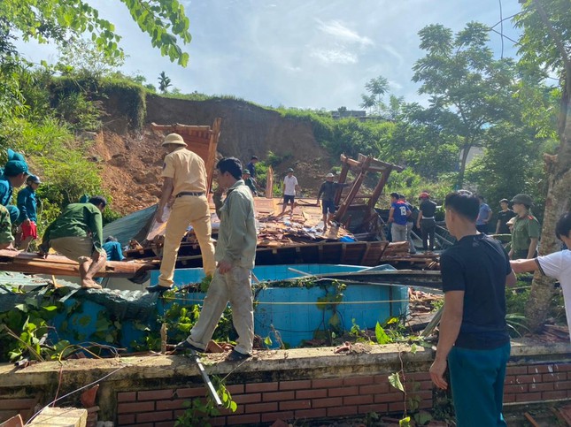 Sập nhà ở Thanh Hoá, cả gia đình 3 người mắc kẹt - Ảnh 4.