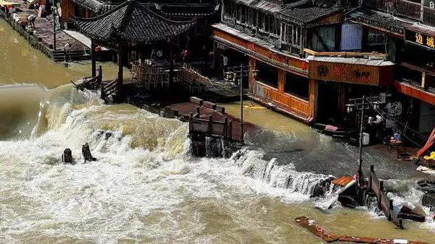 Torrential rain in China, 25 people died, the ancient Phoenix was submerged in flood - Photo 1.