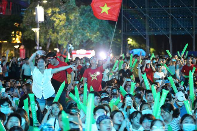 Khoảnh khắc vỡ òa hạnh phúc của hàng nghìn CĐV khi U23 Việt Nam giành vé vào tứ kết giải U23 châu Á - Ảnh 13.