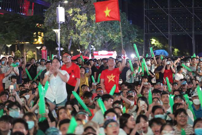 Khoảnh khắc vỡ òa hạnh phúc của hàng nghìn CĐV khi U23 Việt Nam giành vé vào tứ kết giải U23 châu Á - Ảnh 14.