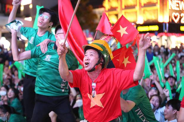 Khoảnh khắc vỡ òa hạnh phúc của hàng nghìn CĐV khi U23 Việt Nam giành vé vào tứ kết giải U23 châu Á - Ảnh 16.