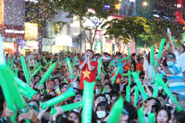 Khoảnh khắc vỡ òa hạnh phúc của hàng nghìn CĐV khi U23 Việt Nam giành vé vào tứ kết giải U23 châu Á - Ảnh 3.