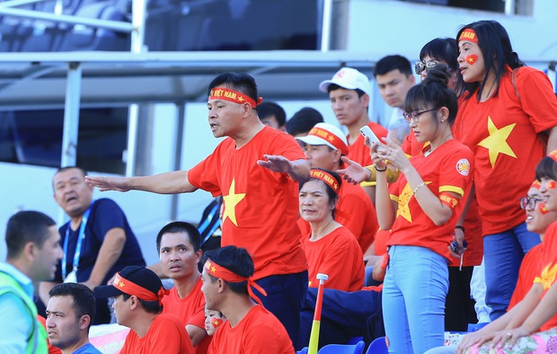 U23 Thái Lan thủng lưới, CĐV phát loa báo tin cho U23 Việt Nam ngay tại sân - Ảnh 6.