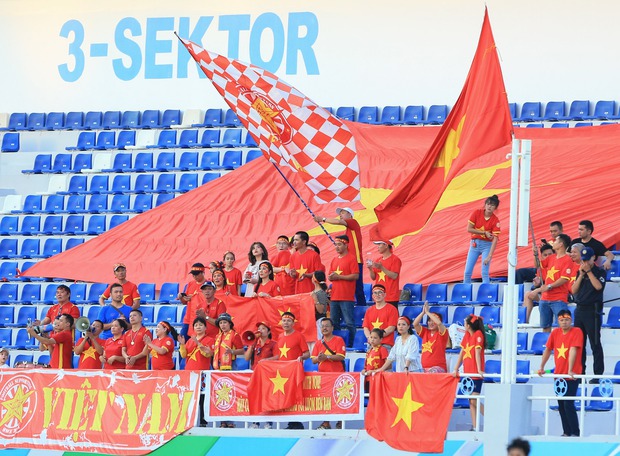 U23 Thái Lan thủng lưới, CĐV phát loa báo tin cho U23 Việt Nam ngay tại sân - Ảnh 7.