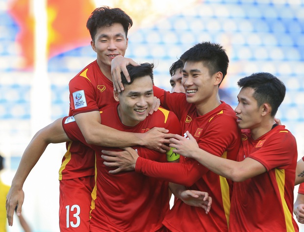 U23 Thái Lan thủng lưới, CĐV phát loa báo tin cho U23 Việt Nam ngay tại sân - Ảnh 8.