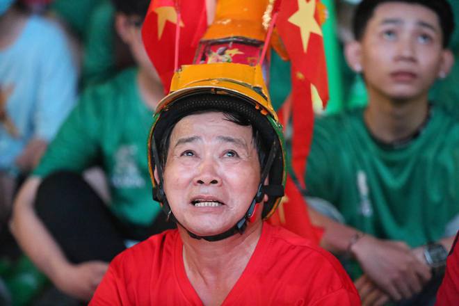 Khoảnh khắc vỡ òa hạnh phúc của hàng nghìn CĐV khi U23 Việt Nam giành vé vào tứ kết giải U23 châu Á - Ảnh 9.