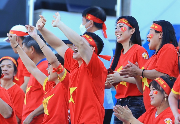 U23 Thái Lan thủng lưới, CĐV phát loa báo tin cho U23 Việt Nam ngay tại sân - Ảnh 9.