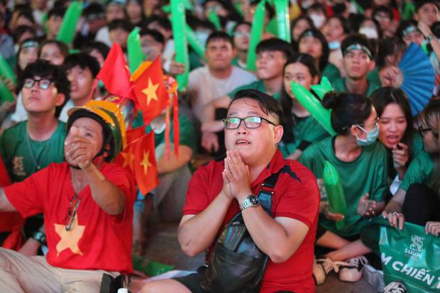 Khoảnh khắc vỡ òa hạnh phúc của hàng nghìn CĐV khi U23 Việt Nam giành vé vào tứ kết giải U23 châu Á - Ảnh 10.