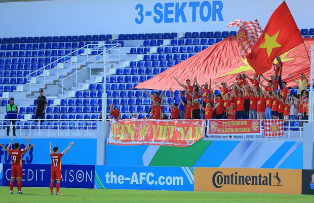 U23 Thái Lan thủng lưới, CĐV phát loa báo tin cho U23 Việt Nam ngay tại sân - Ảnh 10.