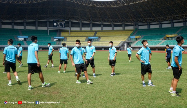 U19 Việt Nam chỉ ra mặt hạn chế của sân bãi tại giải U19 ĐNÁ, báo Indonesia phản ứng dữ dội - Ảnh 3.