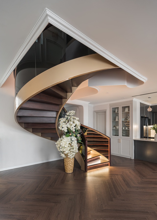 Penthouse 450m2 của cặp vợ chồng 8x: Nh&igrave;n thẳng ra hồ Linh Đ&agrave;m với bức tường ốp đ&aacute; dựng đứng, nới rộng chiều kh&ocirc;ng gian bằng 1 mẹo đặc biệt  - Ảnh 3.