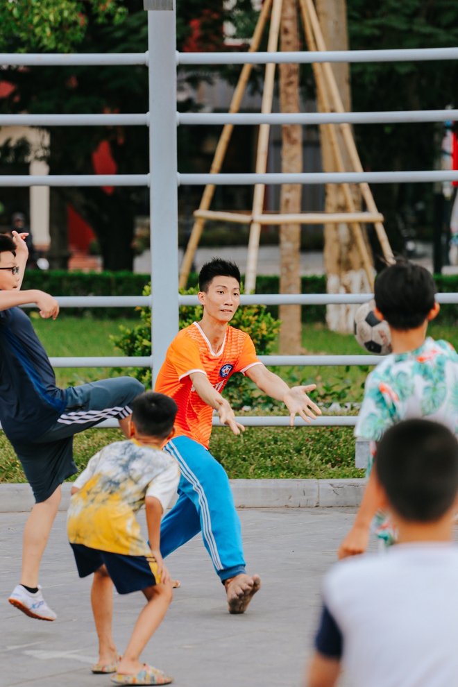 Chuyện của Hoàng chân voi - 20 năm sống với bàn chân khổng lồ nhưng vẫn đam mê đá bóng - Ảnh 4.