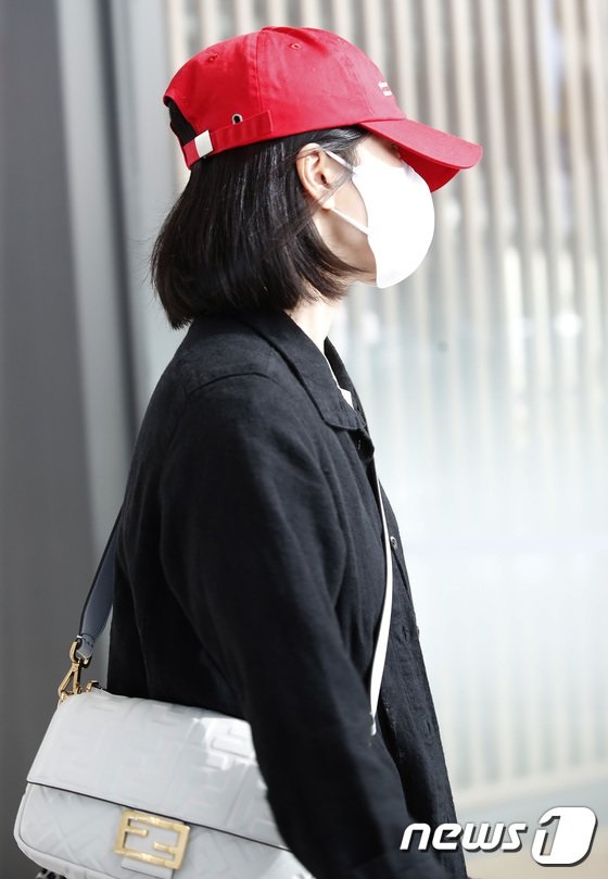 Song Hye Kyo bất ngờ xuất hiện tại sân bay, che kín mít nhưng vẫn cực kỳ thân thiện  - Ảnh 4.