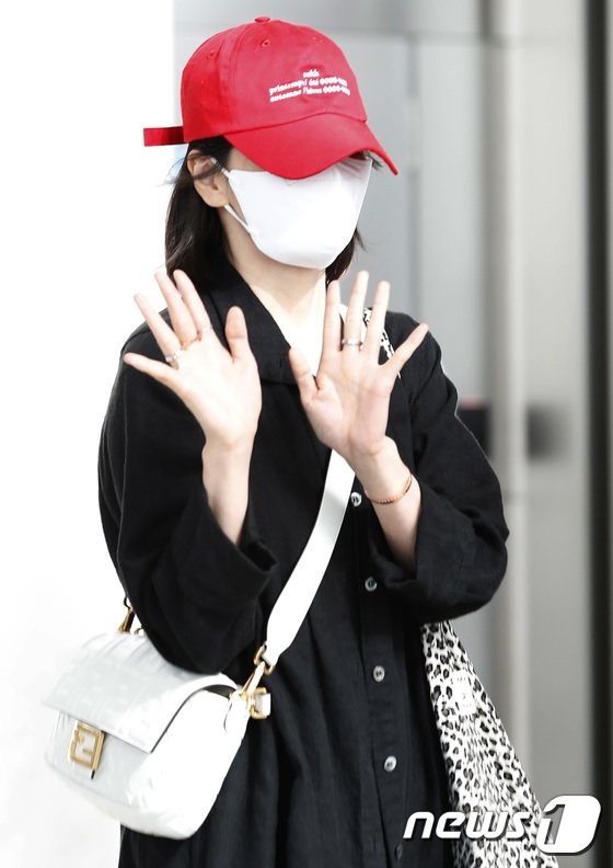 Song Hye Kyo bất ngờ xuất hiện tại sân bay, che kín mít nhưng vẫn cực kỳ thân thiện  - Ảnh 6.
