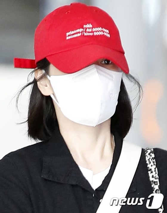 Song Hye Kyo bất ngờ xuất hiện tại sân bay, che kín mít nhưng vẫn cực kỳ thân thiện  - Ảnh 7.