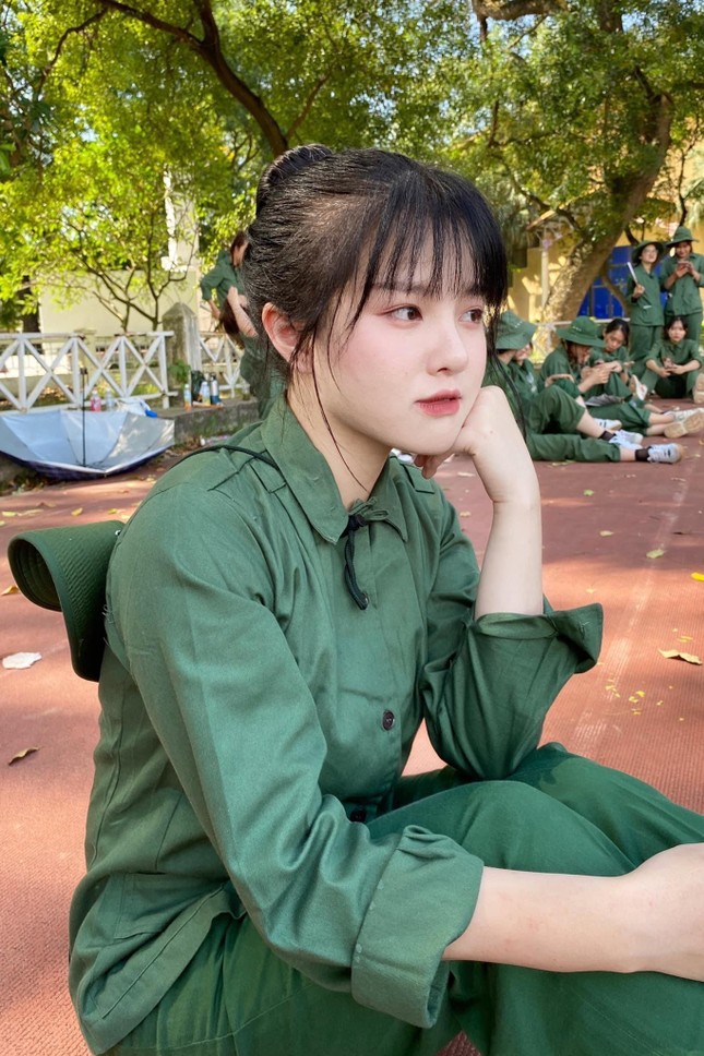 Nữ sinh khiến cộng đồng mạng ‘xao xuyến’ với nhan sắc ngọt ngào trong kỳ học quân sự - Ảnh 3.