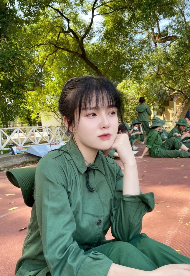 Nữ sinh khiến cộng đồng mạng ‘xao xuyến’ với nhan sắc ngọt ngào trong kỳ học quân sự - Ảnh 4.