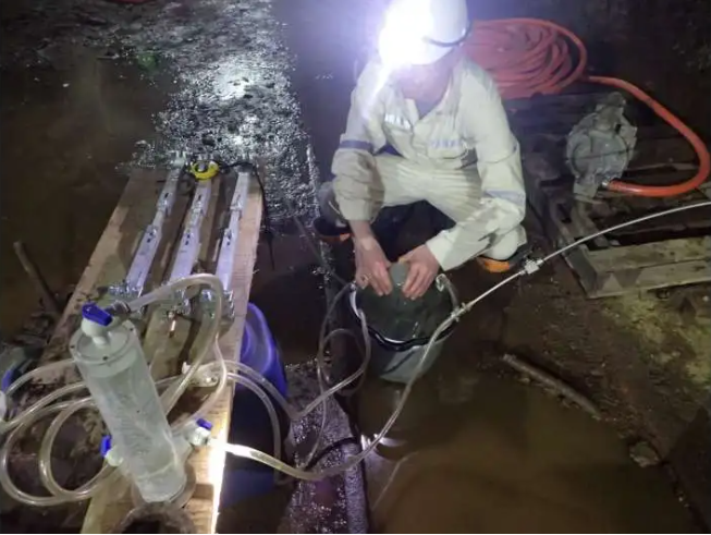 Đào sâu gần 3 km dưới mỏ vàng, chuyên gia tìm thấy kho báu 1,2 tỷ năm tuổi: Cực hiếm! - Ảnh 1.