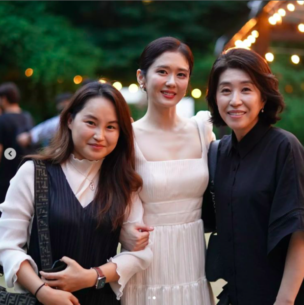 Diễn viên kỳ cựu Kim Mi Kyung chia sẻ ảnh trong đám cưới Jang Nara - Ảnh 1.