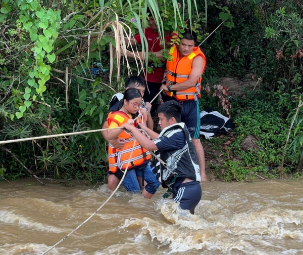 Giăng dây cứu hộ nhóm du khách bị mắc kẹt bên bờ suối - Ảnh 1.