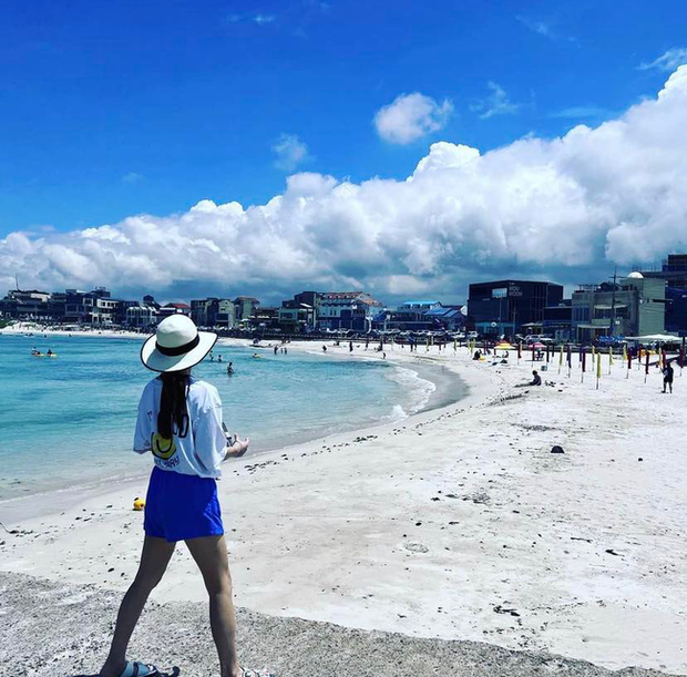Kim Tae Hee ở tuổi U45 vẫn tự tin thả dáng cực chuẩn trên bãi biển - Ảnh 2.