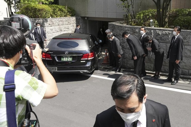  Tang lễ cựu Thủ tướng Nhật Bản được tổ chức tại ngôi đền ở Tokyo  - Ảnh 7.