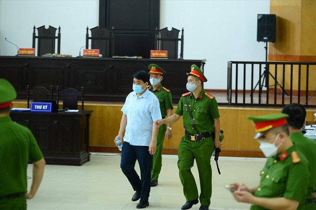  Ông Nguyễn Đức Chung nộp bệnh án và 85 bằng khen, giấy khen đến tòa án  - Ảnh 1.