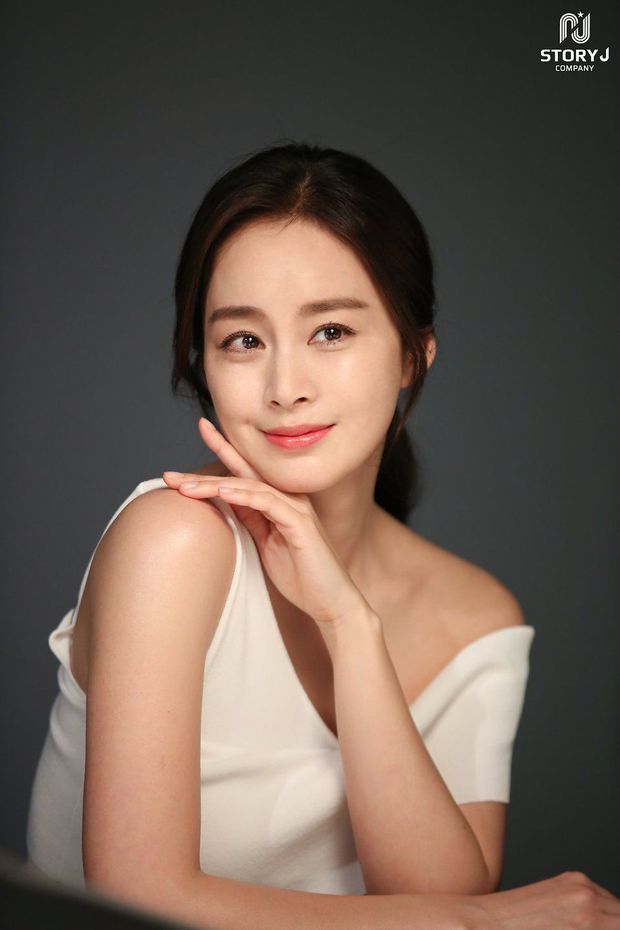 Kim Tae Hee ở tuổi U45 vẫn tự tin thả dáng cực chuẩn trên bãi biển - Ảnh 3.