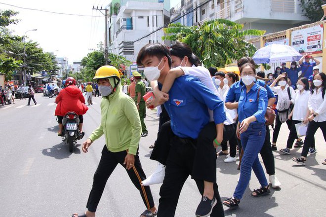 Loạt sự cố hi hữu trong kỳ thi tốt nghiệp THPT: Sĩ tử đến trường bằng xe cứu thương, 2 nam sinh đi lạc 25km do tin tưởng Google Map - Ảnh 4.