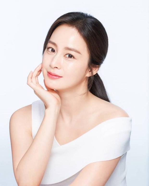 Kim Tae Hee ở tuổi U45 vẫn tự tin thả dáng cực chuẩn trên bãi biển - Ảnh 4.