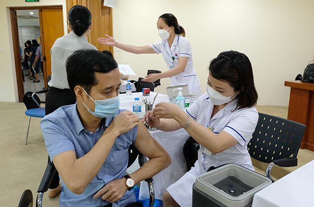 Biến thể phụ BA.4, BA.5 xuất hiện trong cộng đồng, Bộ Y tế hoả tốc đề nghị đẩy nhanh tiêm vaccine mũi 3, mũi 4 - Ảnh 1.