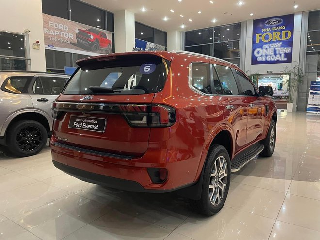 Ford Everest 2022 ồ ạt về đại lý, khách hàng muốn nhận xe sớm phải chấp nhận bia kèm lạc cả trăm triệu đồng - Ảnh 7.