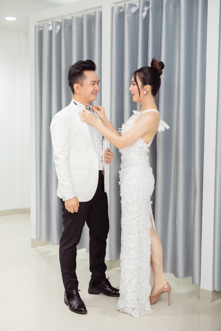 Á hậu Thụy Vân sánh đôi cùng MC Hạnh Phúc - Ảnh 1.