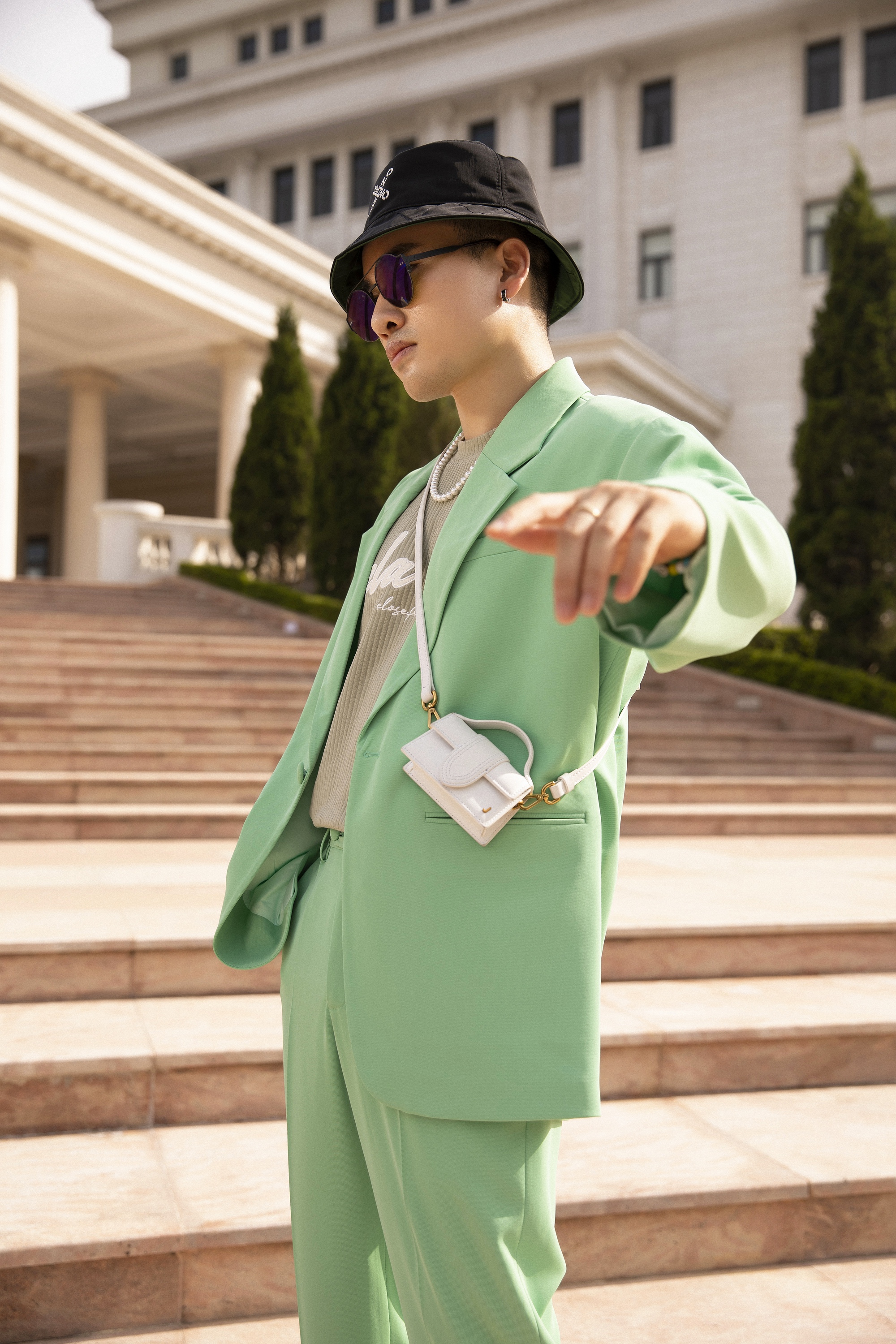 NTK Hà Duy phong cách khi diện suit - Ảnh 7. NTK Hà Duy phong cách khi diện suit - Ảnh 7.