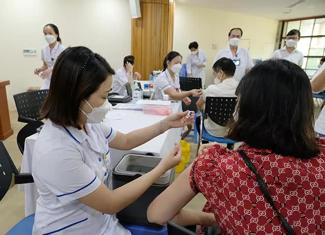 Sáng 12/7: Nhiều người lười tiêm vaccine COVID-19 mũi 3 và 4, trong khi biến thể phụ BA.4, BA.5 đã xâm nhập cộng đồng - Ảnh 1.