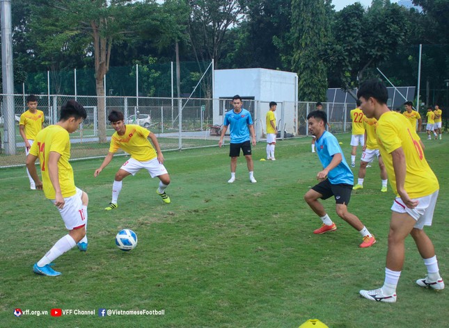 HLV Đinh Thế Nam vắng mặt trong buổi tập của U19 Việt Nam vì vấn đề sức khỏe  - Ảnh 1.