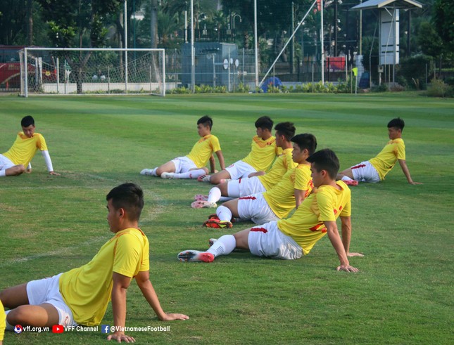 HLV Đinh Thế Nam vắng mặt trong buổi tập của U19 Việt Nam vì vấn đề sức khỏe  - Ảnh 2.