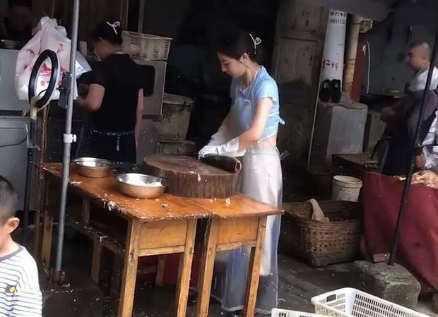 Tây Thi bán cá và cô bé nông thôn gây ấn tượng bởi nhan sắc xinh đẹp: Liệu có đánh mất bản thân trong ngành livestream? - Ảnh 4.