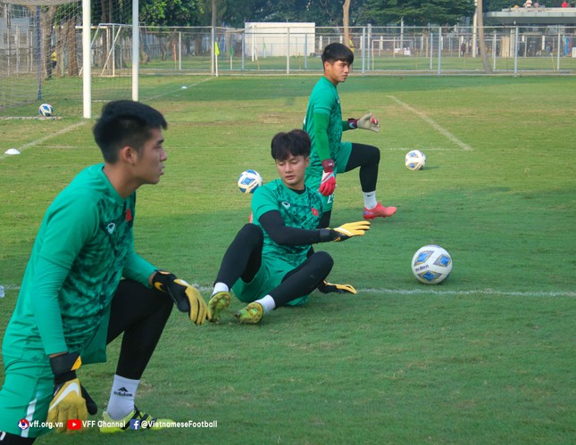 HLV Đinh Thế Nam vắng mặt trong buổi tập của U19 Việt Nam vì vấn đề sức khỏe  - Ảnh 3.