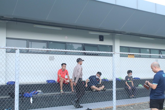 Sợ CĐV Indonesia làm loạn, cảnh sát phải hộ tống U19 Việt Nam đến buổi tập - Ảnh 3.