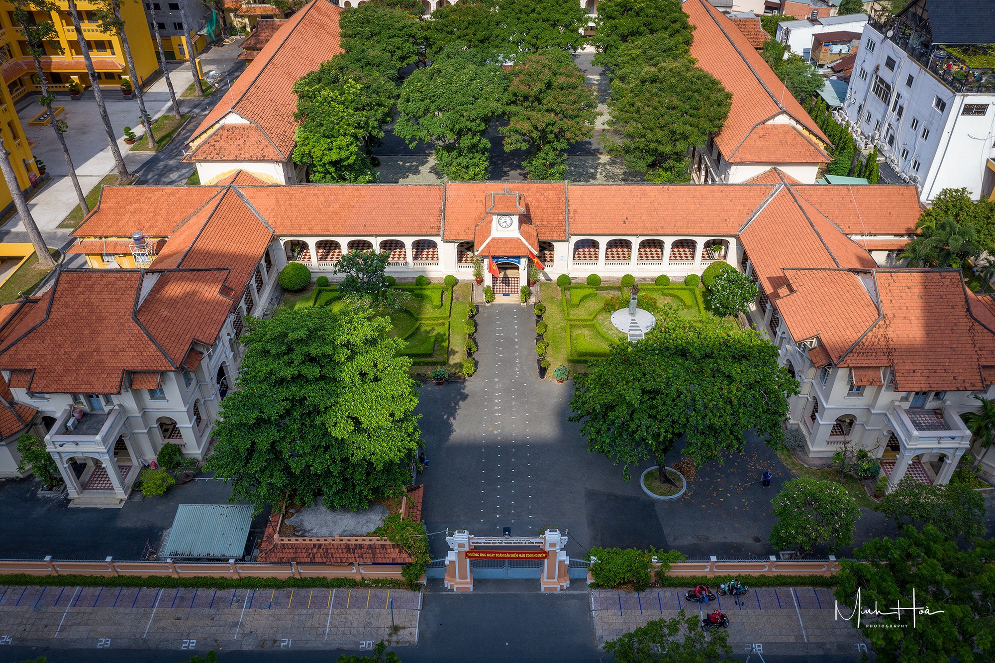 Kiến trúc độc đáo của ngôi trường gần 100 tuổi, nơi 2 vị nguyên Chủ tịch nước từng học  - Ảnh 1.