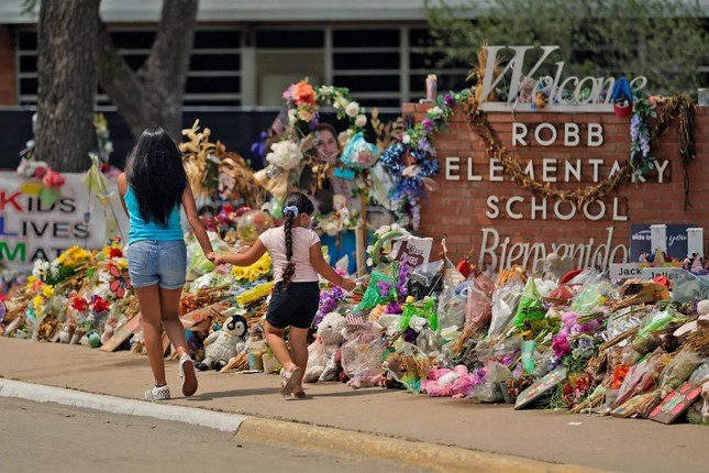  Dư luận Mỹ bức xúc vụ cảnh sát bình thản rửa tay trong vụ xả súng trường học Texas  - Ảnh 1.