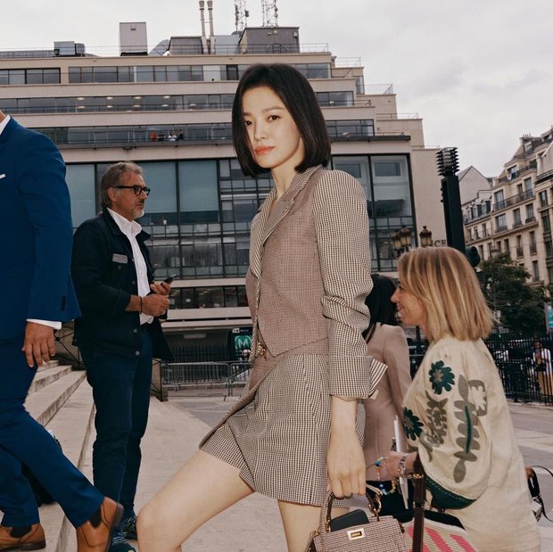 Song Hye Kyo và bạn bè khoe loạt ảnh đi chơi ở Pháp, ai dè mặt mộc tình cờ để lộ hết dấu hiệu lão hóa - Ảnh 12.