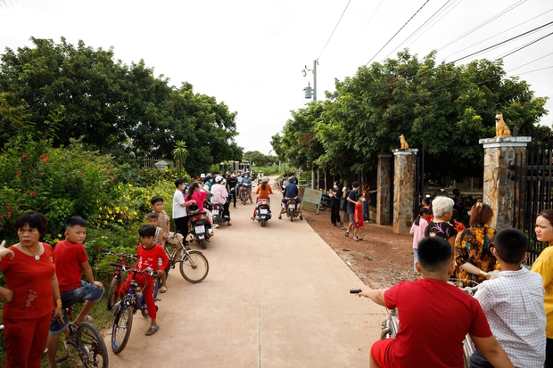 Ngọc Châu về nhà sau đăng quang: Người dân Tây Ninh vây kín vui như hội, hoa hậu gây chú ý với vẻ ngoài giản dị - Ảnh 13.