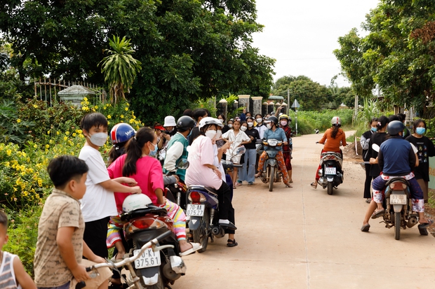 Ngọc Châu về nhà sau đăng quang: Người dân Tây Ninh vây kín vui như hội, hoa hậu gây chú ý với vẻ ngoài giản dị - Ảnh 14.