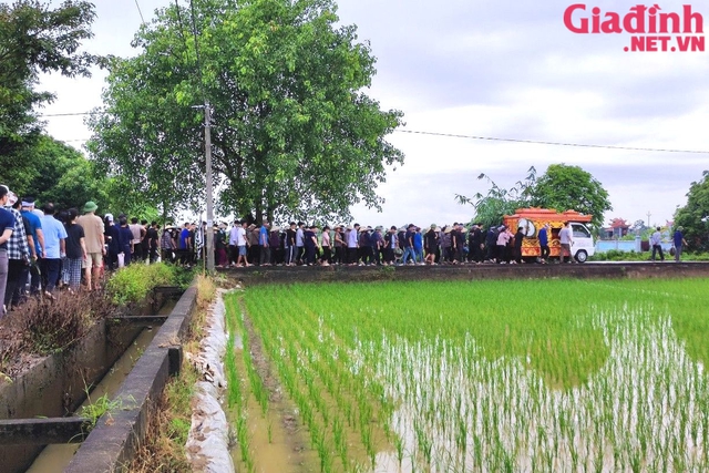 Xóm làng, người thân, bạn học nghẹn lòng tiễn nam sinh lớp 10 xấu số về đất mẹ ngàn thu - Ảnh 14.