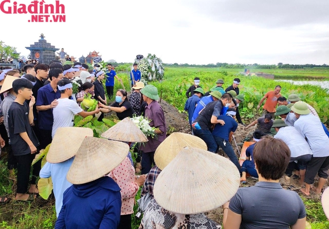 Xóm làng, người thân, bạn học nghẹn lòng tiễn nam sinh lớp 10 xấu số về đất mẹ ngàn thu - Ảnh 15.