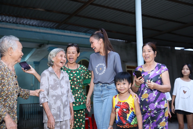 Ngọc Châu về nhà sau đăng quang: Người dân Tây Ninh vây kín vui như hội, hoa hậu gây chú ý với vẻ ngoài giản dị - Ảnh 18.