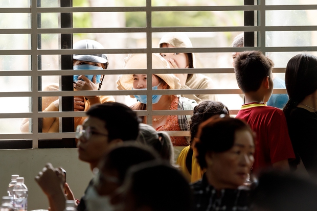 Ngọc Châu về nhà sau đăng quang: Người dân Tây Ninh vây kín vui như hội, hoa hậu gây chú ý với vẻ ngoài giản dị - Ảnh 3.